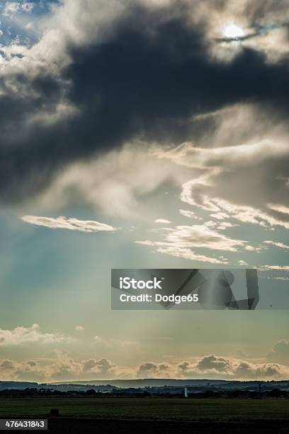 Gott Sonnenstrahlen Brechen Durch Wolken Stockfoto und mehr Bilder von Abenddämmerung - Abenddämmerung, Arrangieren, Bildhintergrund