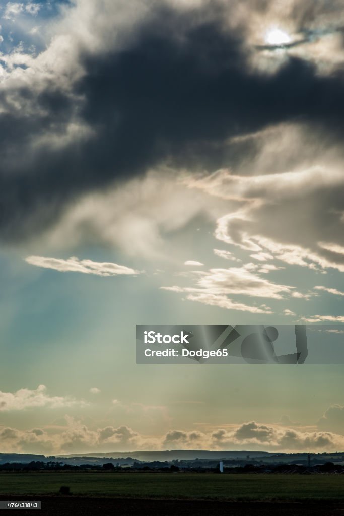 Dios de los rayos del sol a través de las nubes de tormenta - Foto de stock de Aire libre libre de derechos