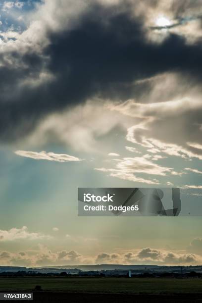 Dios De Los Rayos Del Sol A Través De Las Nubes De Tormenta Foto de stock y más banco de imágenes de Aire libre