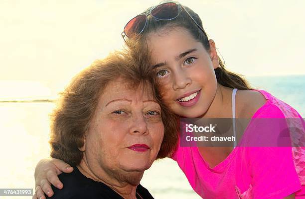Avó E Neta A Partilhar Um Belo Momento Perto Da Praia - Fotografias de stock e mais imagens de Abraçar
