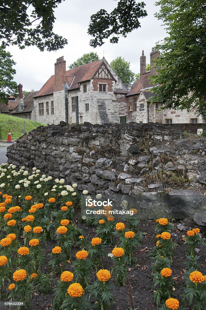 Tradicional inglês casa com um jardim florido na frente - Foto de stock de Amarelo royalty-free