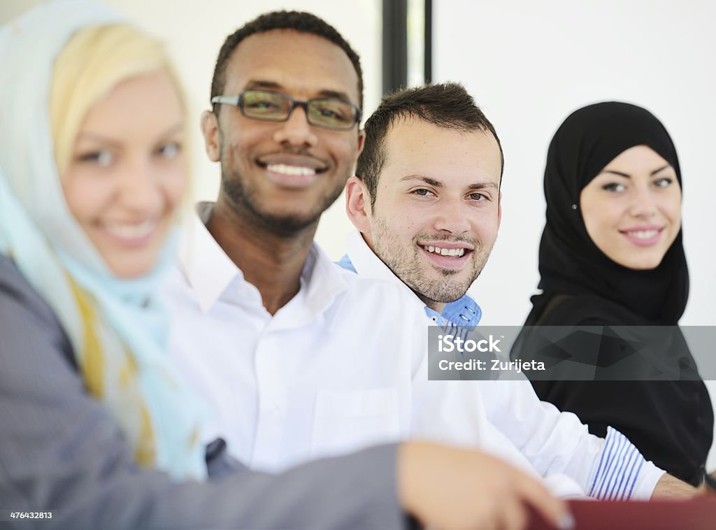 Oriente medio de personas tener una reunión de negocios en la oficina - Foto de stock de Arabia Saudí libre de derechos