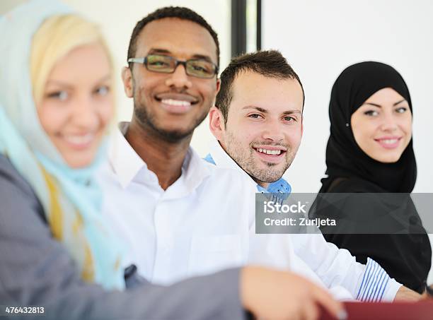 Oriente Medio De Personas Tener Una Reunión De Negocios En La Oficina Foto de stock y más banco de imágenes de Arabia Saudí