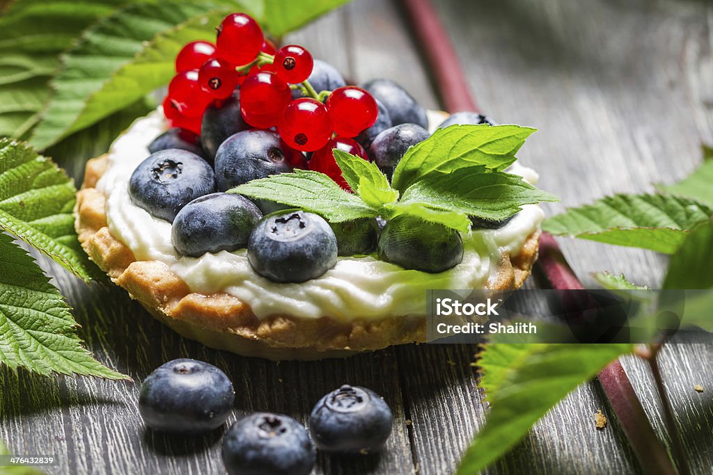 Floresta cupcake com frutas pequeno - Foto de stock de Abundância royalty-free