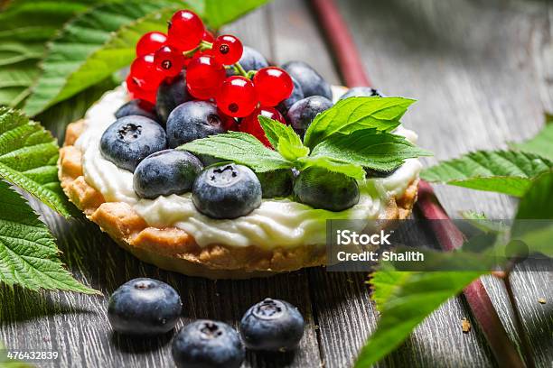 Pequena Floresta Bolinho Com Frutas - Fotografias de stock e mais imagens de Abundância - Abundância, Alimentação Não-saudável, Alimentação Saudável