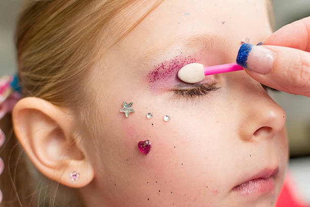 мать картина ее дочь на карнавал - make up cosmetics make up brush brushing стоковые фото и изображения
