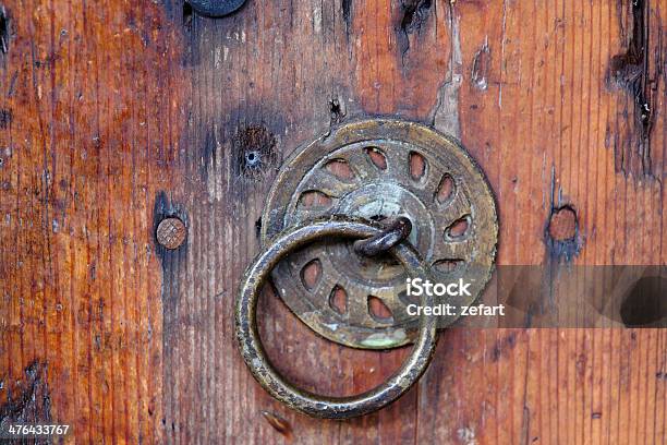 Antigua Puerta De Madera Metal Llamador De Entrada Foto de stock y más banco de imágenes de Aldaba