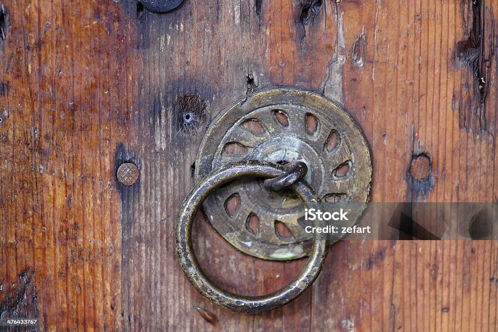 Vieille porte en bois à l'entrée des heurtoirs en métal - Photo de Antique libre de droits