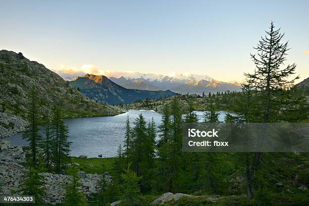Высотная Альпийское Озеро — стоковые фотографии и другие картинки Без людей - Без людей, Валле-д’Аоста, Величественный