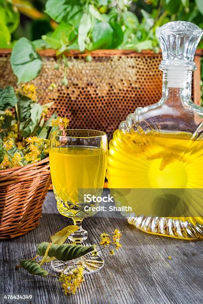 Feito Em Casa Álcool Com Base Em Mel E Lima - Fotografias de stock e mais imagens de Amarelo - Amarelo, Bebida, Bebida Alcoólica