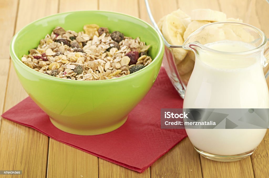 Deliziosa e salutare di cereali con latte in una ciotola - Foto stock royalty-free di Ambientazione interna