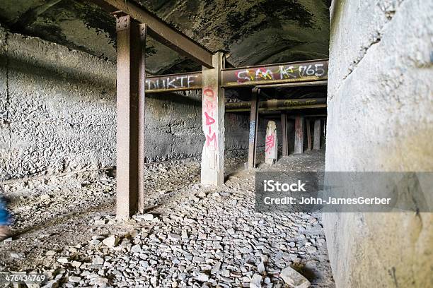 Vecchio Devastato Passaggio - Fotografie stock e altre immagini di Abbandonato - Abbandonato, Ambientazione interna, Architettura