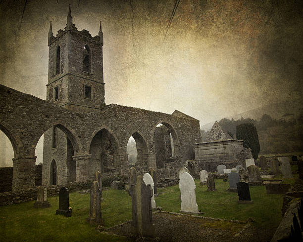 abadia de irlandês - cemetery celtic cross celtic culture chapel - fotografias e filmes do acervo