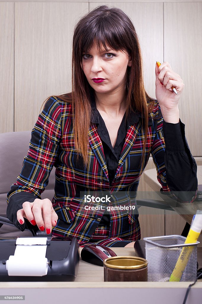 Молодой бизнес Женщина работает на стол в офисе фоне - Стоковые фото Белый роялти-фри