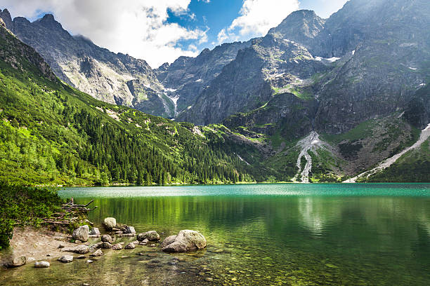 eaux cristallines du lac et les montagnes rocheuses - monts de tatra photos et images de collection