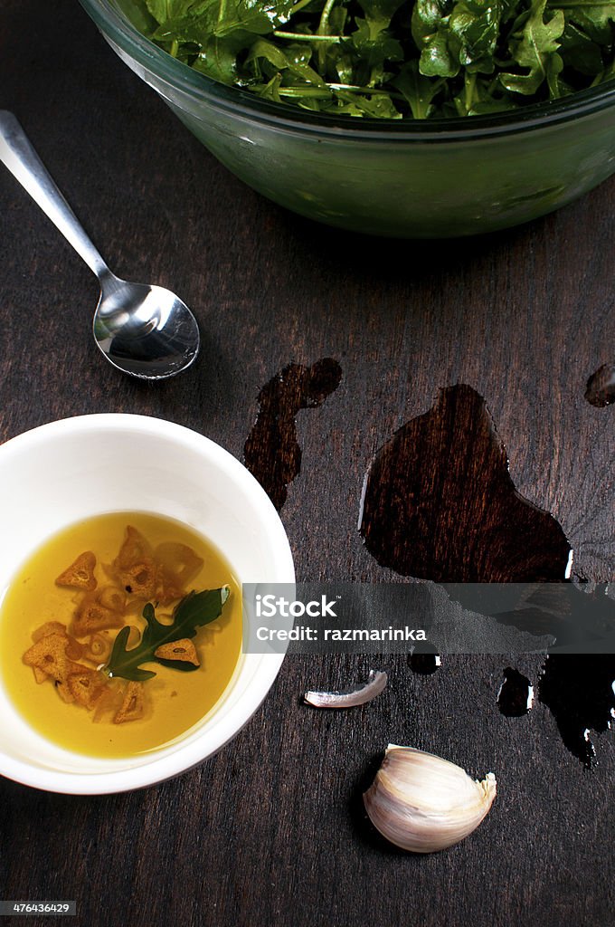 마늘, 올리브 오일, 샐러드 드레싱을 - 로열티 프리 갈색 스톡 사진