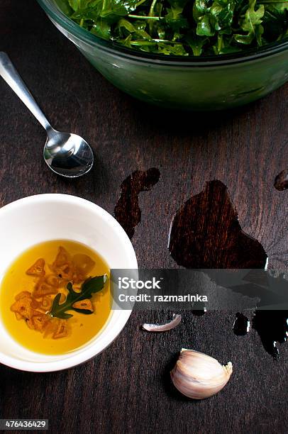 마늘 올리브 오일 샐러드 드레싱을 갈색에 대한 스톡 사진 및 기타 이미지 - 갈색, 건강한 식생활, 노랑
