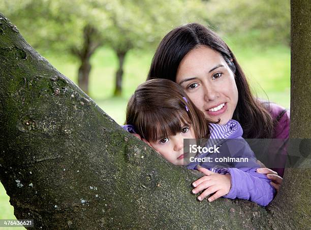 Мать И Дочь Выцветший Голубой Как Они Отдохнуть На Дерево — стоковые фотографии и другие картинки Близость