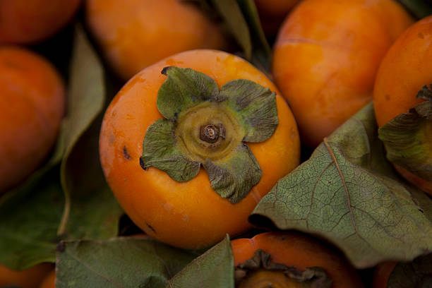 Persimmons en farmer's market - foto de stock