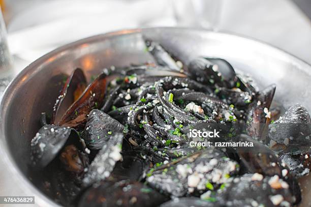 Black Pasta Mit Muscheln Stockfoto und mehr Bilder von Basilikum - Basilikum, Dunkel, Essgeschirr