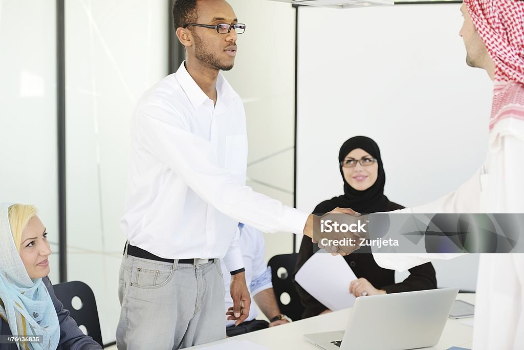 Médio Oriente pessoas tendo uma reunião de negócios no escritório - Royalty-free Adulto Foto de stock