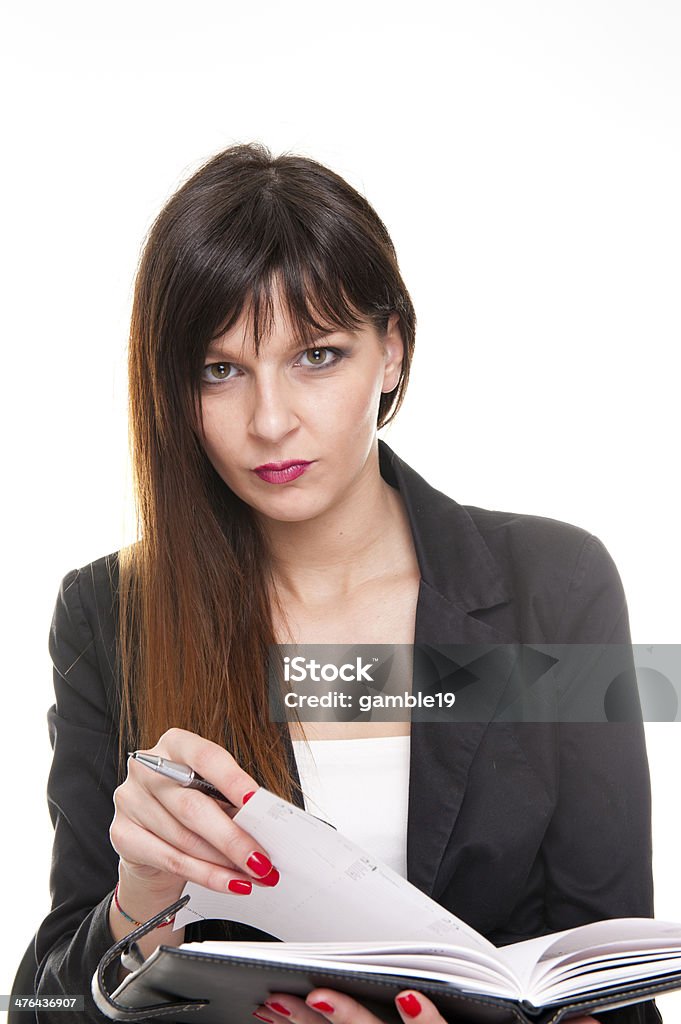 Mulher de Negócios jovem concentrada segurando o bloco de notas e caneta - Royalty-free Adulto Foto de stock
