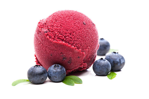 szufelka z lody jagodowe z jagodami na białym tle - blue blueberry cold food descriptive color zdjęcia i obrazy z banku zdjęć