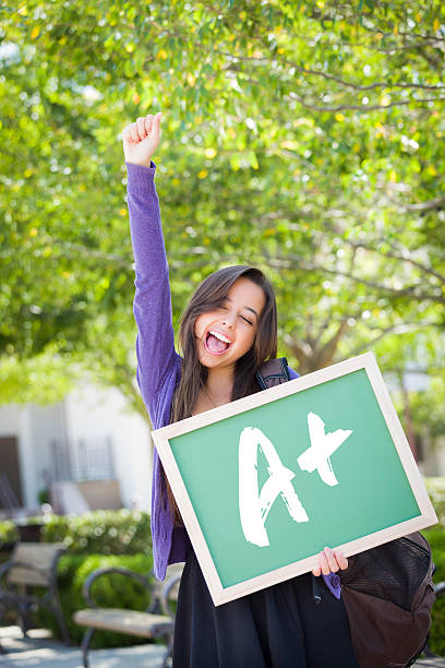 misturado raça aluna a segurar chalkboard com a escrita - backpack student report card education imagens e fotografias de stock