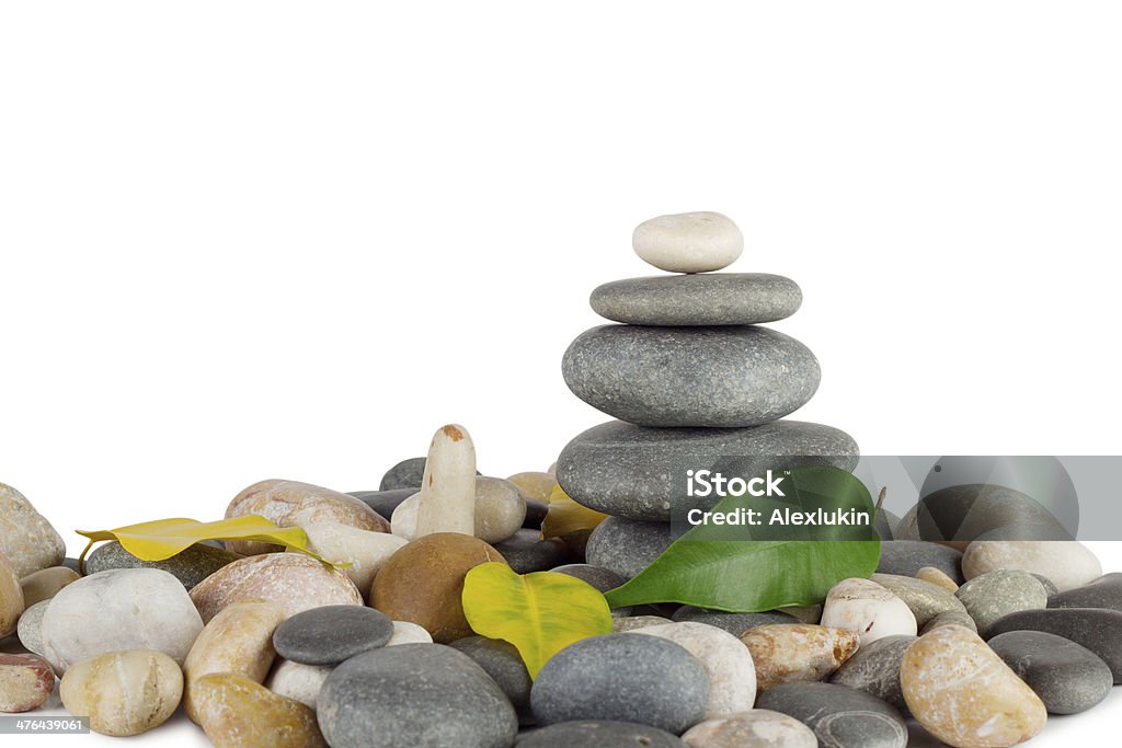 Pirâmide do sea stones com folhas de ida - Foto de stock de Branco royalty-free