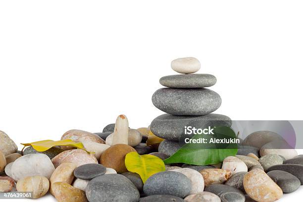 Foto de Pirâmide Do Sea Stones Com Folhas De Ida e mais fotos de stock de Branco - Branco, Empilhar, Equilíbrio