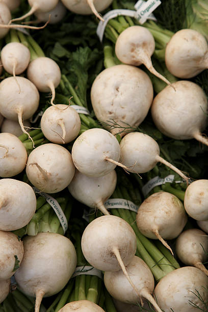 Turnips en farmer's market - foto de stock