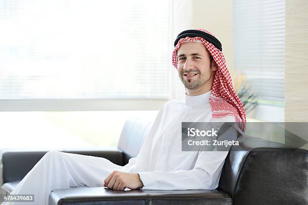 Médio Oriente Pessoas Tendo Uma Reunião De Negócios No Escritório - Fotografias de stock e mais imagens de Adulto