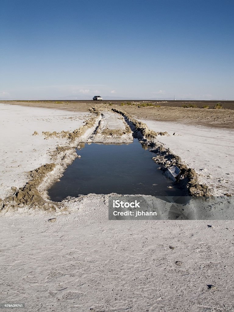 Otwór widoczna w Wielka Sól Jezioro Desert po pojazdu wreck - Zbiór zdjęć royalty-free (Bez ludzi)