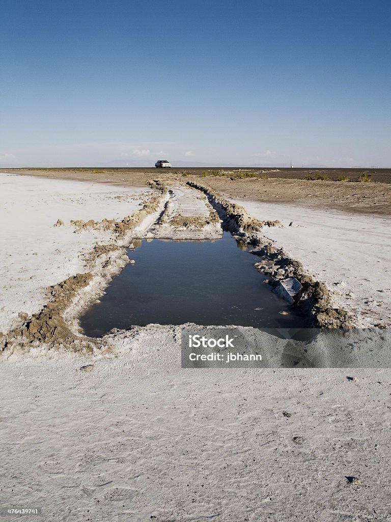 Buraco exposto no Great Salt Lake deserto depois do tipo de veículo - Foto de stock de Acidente royalty-free