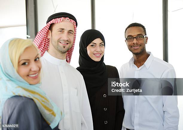 中東の人々でオフィスビジネスミーティング - アジアおよびインド民族のストックフォトや画像を多数ご用意 - アジアおよびインド民族, アラビア, アラビア風