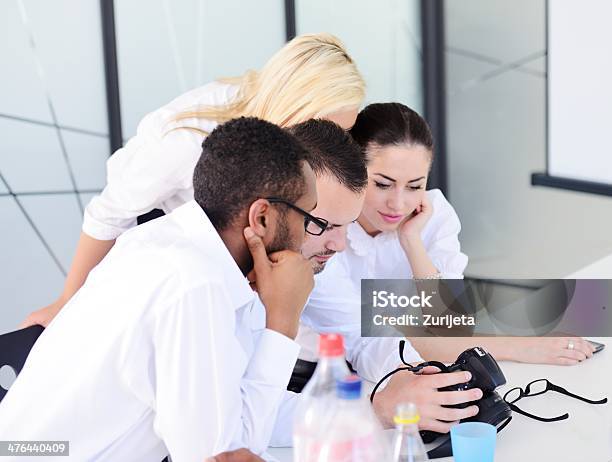 Foto de Middle Eastern Pessoas Depois De Uma Reunião De Negócios No Escritório e mais fotos de stock de Adulto