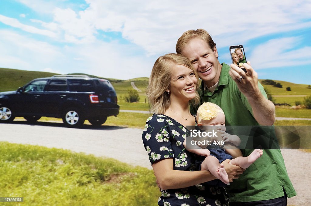 Uomo scattare foto della Sua famiglia - Foto stock royalty-free di Automobile