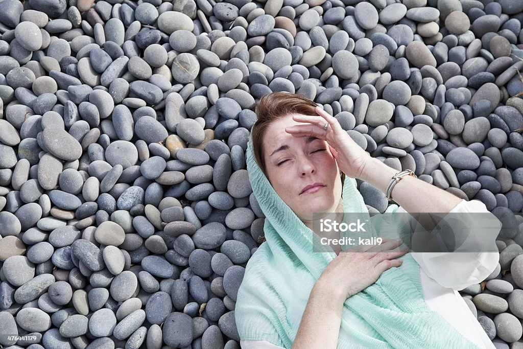 Женщина, лежа на камнями - Стоковые фото 40-44 года роялти-фри