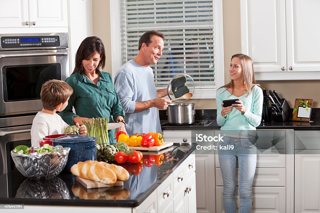 Família na cozinha - Royalty-free 10-11 Anos Foto de stock