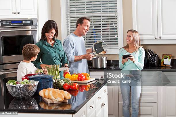 Família Na Cozinha - Fotografias de stock e mais imagens de 10-11 Anos - 10-11 Anos, 12-13 Anos, 14-15 Anos