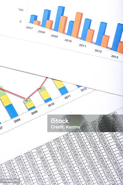 Foto de Números E Finanças e mais fotos de stock de Analisar - Analisar, Cifras Financeiras, Crescimento