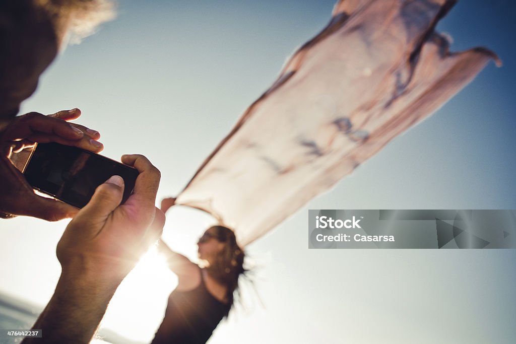 Capturar una imagen con un teléfono inteligente - Foto de stock de Adulto libre de derechos