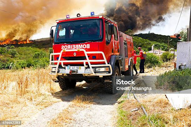 Strażacy Gaszenia Ogromny Bushfire - zdjęcia stockowe i więcej obrazów Strażak - Strażak, Portugalia, Remiza strażacka