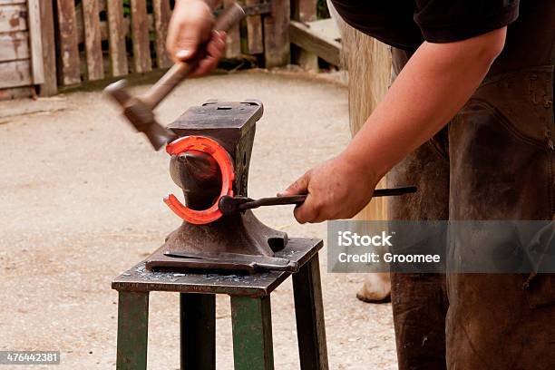 Foto de Red Hotshoe Ferradorferreiro Formas e mais fotos de stock de Animal - Animal, Artesão, Bater na Porta