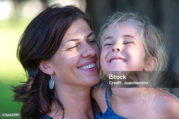 Madre E Figlia - Fotografie stock e altre immagini di Adulto - Adulto, Adulto in età matura, Ambientazione esterna