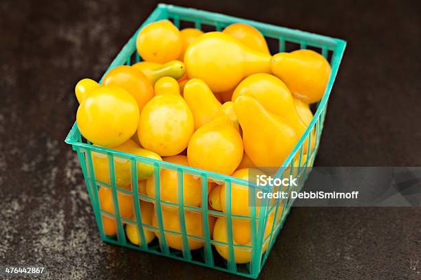 Pera Gialla Pomodori Ciliegini - Fotografie stock e altre immagini di Pomodoro perino giallo - Pomodoro perino giallo, Cibo, Cibo biologico