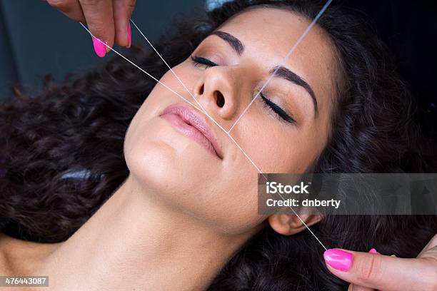여자 On 얼굴부위 털 제거 스레딩 절차 실 꿰기에 대한 스톡 사진 및 기타 이미지 - 실 꿰기, 뷰티 스파, 얼굴부위 털