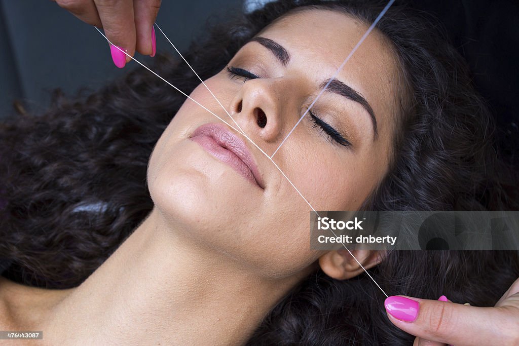 Mulher na remoção de pêlos faciais threading procedimento - Royalty-free Enfiar Foto de stock