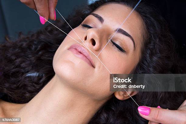 Mulher Na Remoção De Pêlos Faciais Threading Procedimento - Fotografias de stock e mais imagens de Enfiar