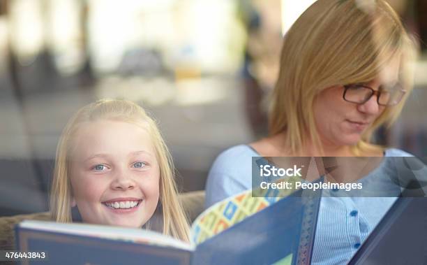 Il Mio Libro Preferito - Fotografie stock e altre immagini di 10-11 anni - 10-11 anni, Accogliente, Adulto